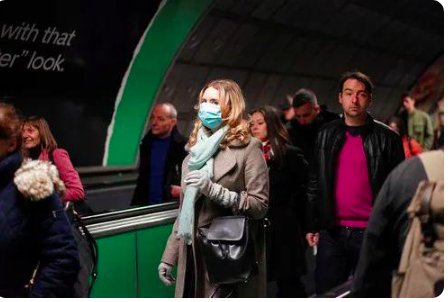 英国首相约翰逊后悔群体免疫决定,他说了什么?