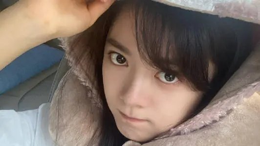 赵今麦在车内怼脸自拍，她的状态如何？