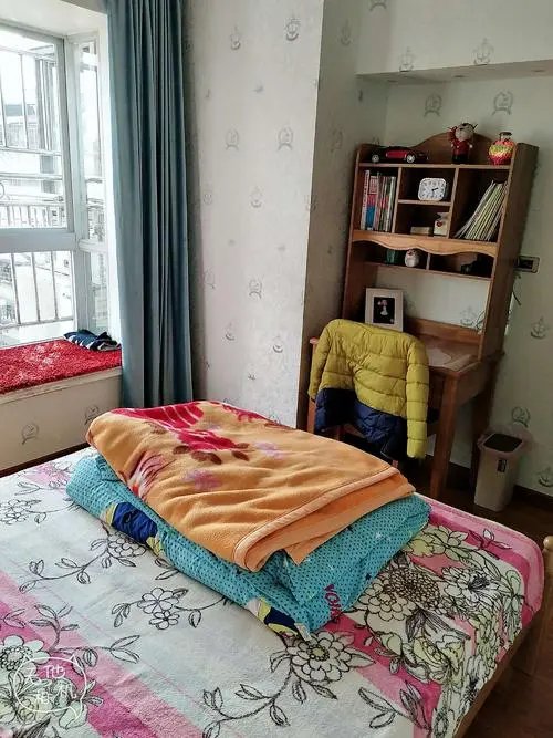 山东女子大扫除发现母亲床上铺11层垫被，你的父母是否也有类似的举动？