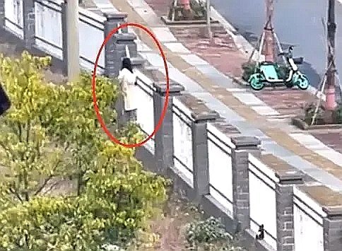 桂林一女生想爬墙出校,一转头遇到保安,当时的情况有多尴尬?