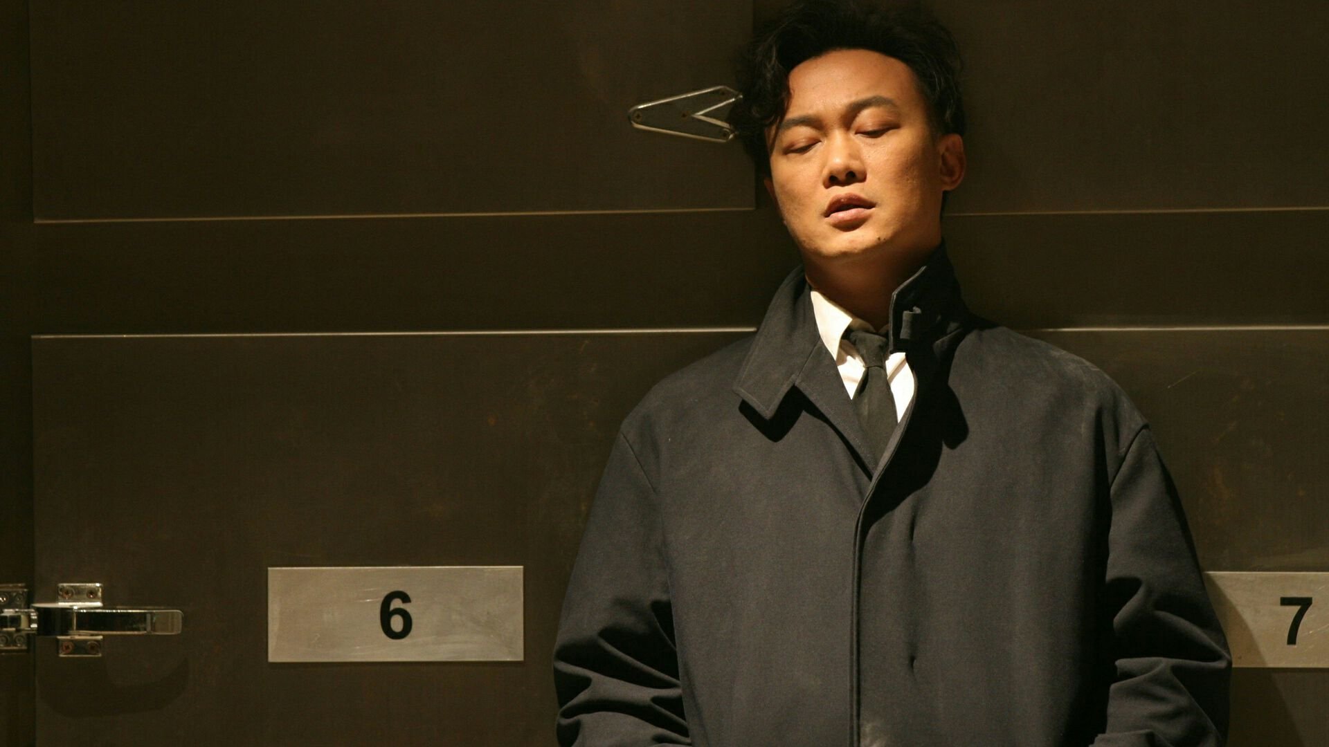 拿着你给的照片。熟悉的那一条街。 这是什么歌？