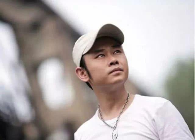 有一首歌,有一句歌词是我还是觉得幸福更多,是什么歌