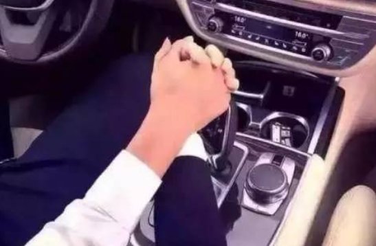 男生开车为什么要十指紧扣