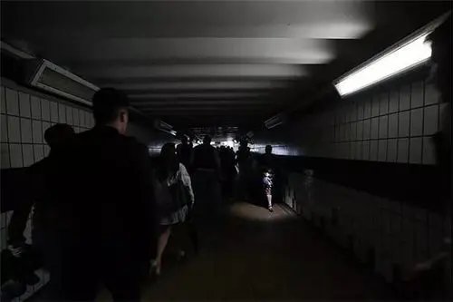 东北部分商铺点蜡烛营业，本轮限电还给当地造成了哪些影响？