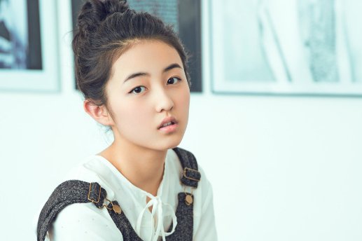 张子枫浓妆直播引争议,“大红唇”遭群嘲,网友:21岁不该如此,你咋看?