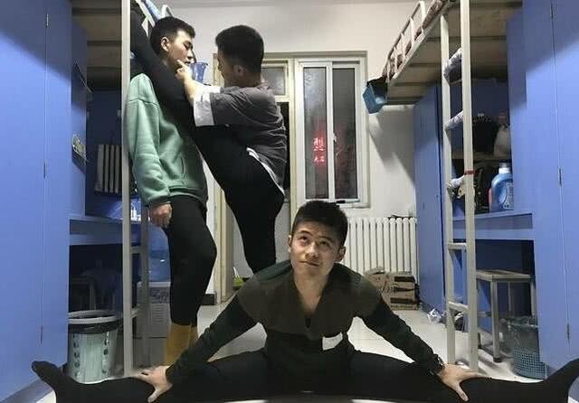 为什么男生宿舍不会有“4个人3个群”的问题?