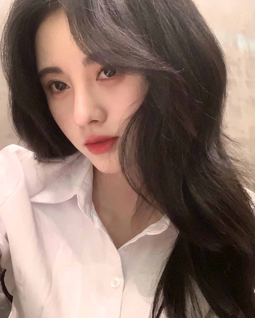 鞠婧祎的腰是真实存在的吗,她的腰细吗?