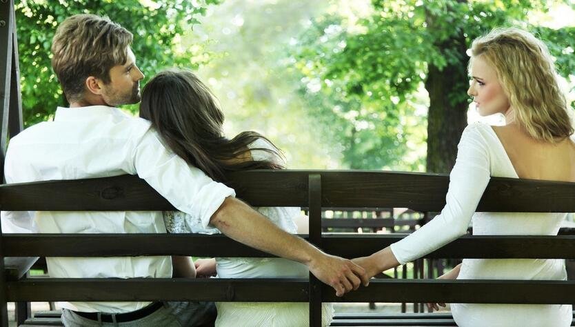 我女朋友的闺蜜很想勾引我，怎么办