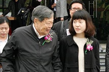 八旬老父亲恋上了年轻小保姆，遇到这样的事情该如何应对？