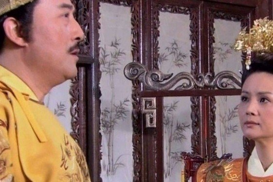 宫女怀上龙种，君王百般抵赖，太后召来太监，为何君王就当场认错了？