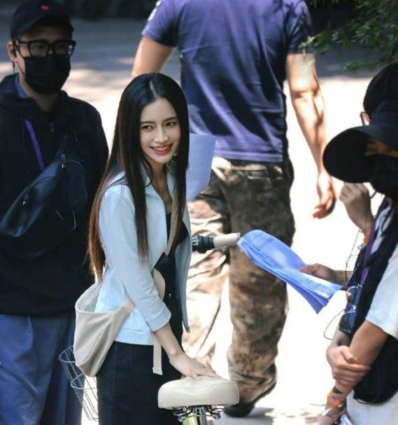 Angelababy杉菜造型路透曝出，你觉得这个造型怎么样？