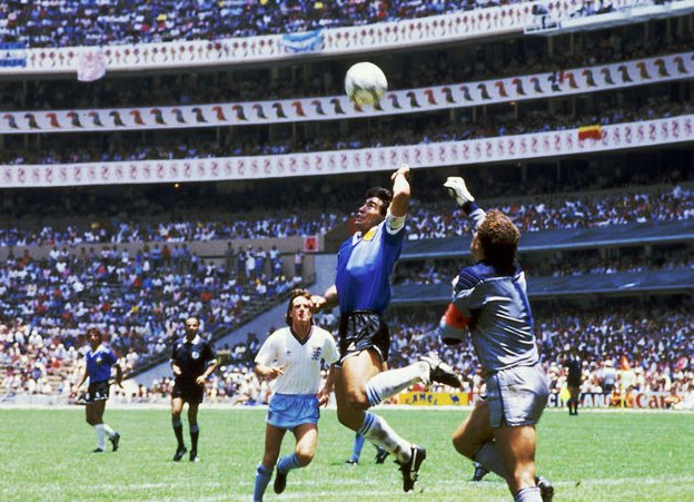 马拉多纳的上帝之手是指什么啊！是不是犯规啊