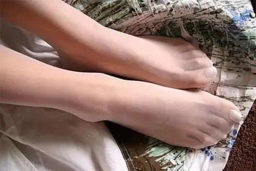 夏天穿丝袜为什么有的人脚会臭？