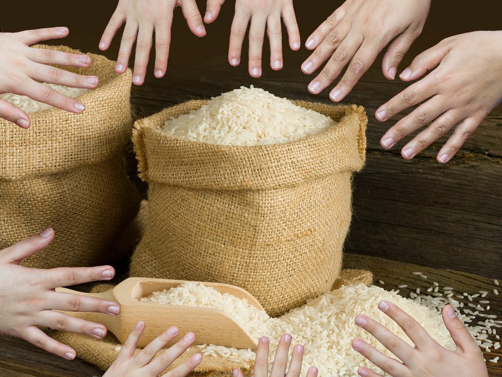 武汉一超市内悬挂大米储备任务牌引发热议，你对这一幕有何感触？