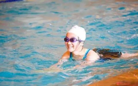 女生游泳时泳衣突然掉了怎么办