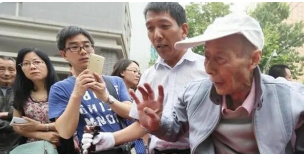 山东82岁老人参加高考,与老伴并肩回家,这么大年纪参加高考究竟是为何?