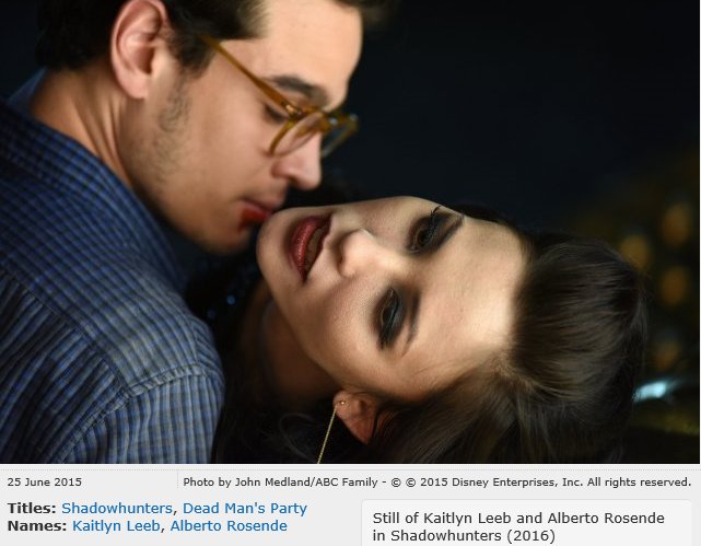 谁知道暗影猎人第一季里边女吸血鬼是谁演的?就是那个咬了西蒙的女吸血鬼?