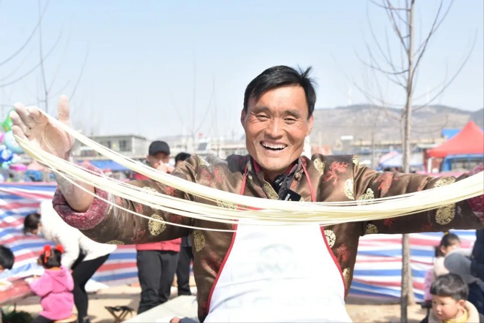 走红的山东拉面哥称不想被打扰,你怎么看待那些围观者?