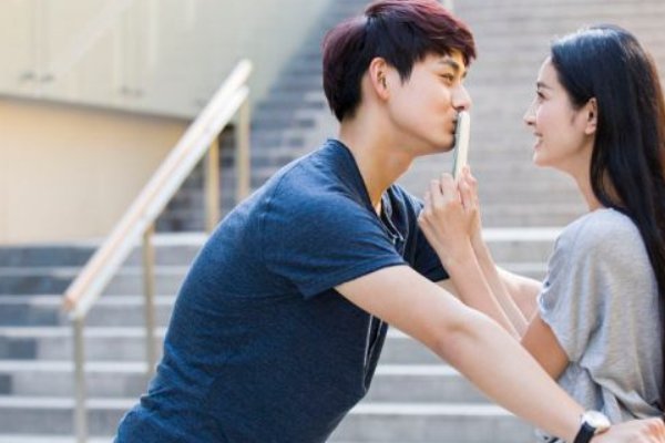 一段难以启齿的关系的摘要是？