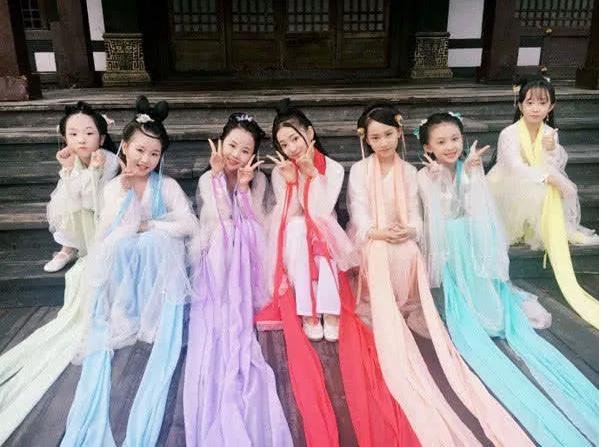 时隔17年,《欢天喜地七仙女》重聚,小时候的七仙女现况如何?