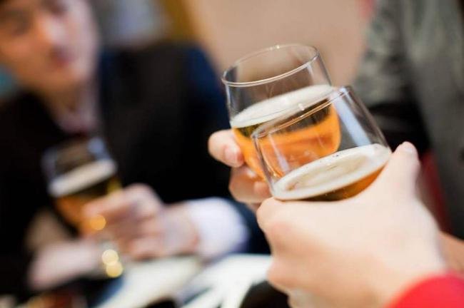 帮老板打工。饭吃了一半。老板叫我去吃饭。说很多菜吃不完。中途把我叫去了，老板这样做正常吗？