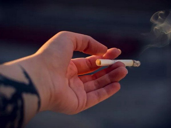 女子长期吸同事二手烟肺部长肿块，长期吸二手烟有哪些危害？