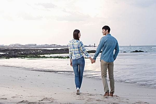 感觉和男朋友进展太快,我有些接受不了,该怎么跟他说呢?