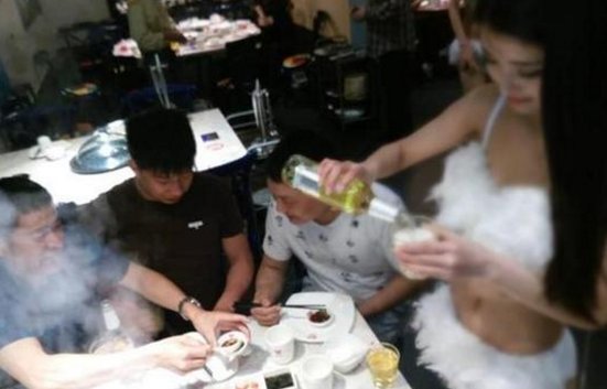 餐厅聘比基尼美女为顾客端菜食客什么反应？