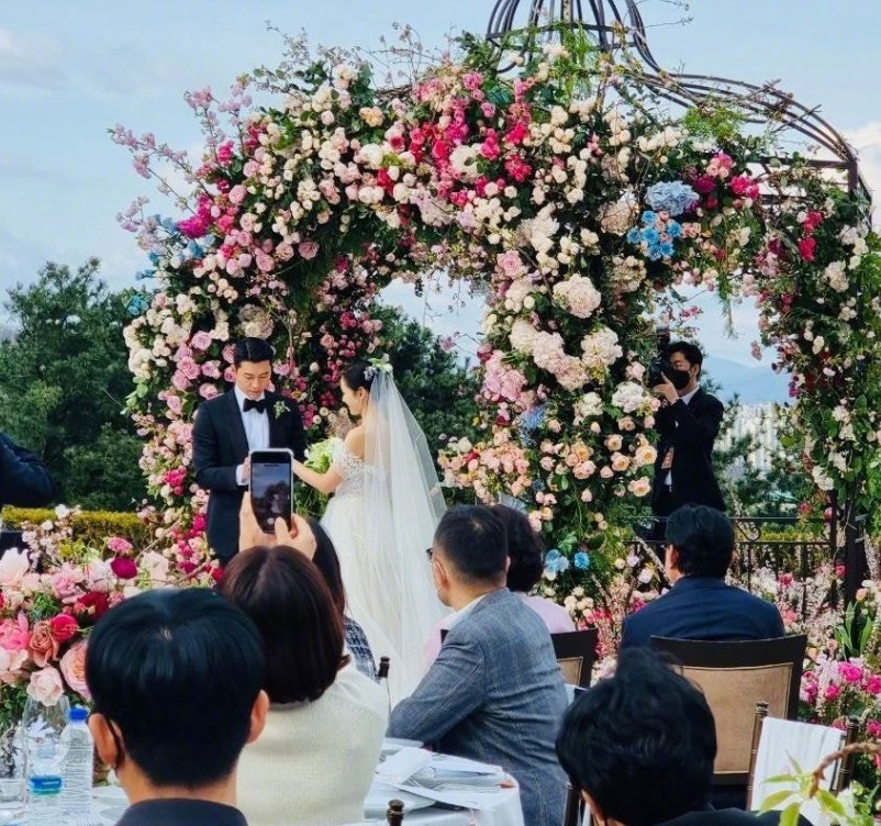 玄彬孙艺珍大婚,门口百万名车排队壮观,两人的婚礼为何会轰动韩娱?