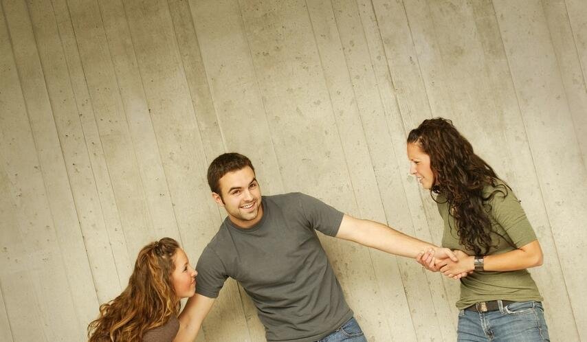 我女朋友的闺蜜很想勾引我，怎么办