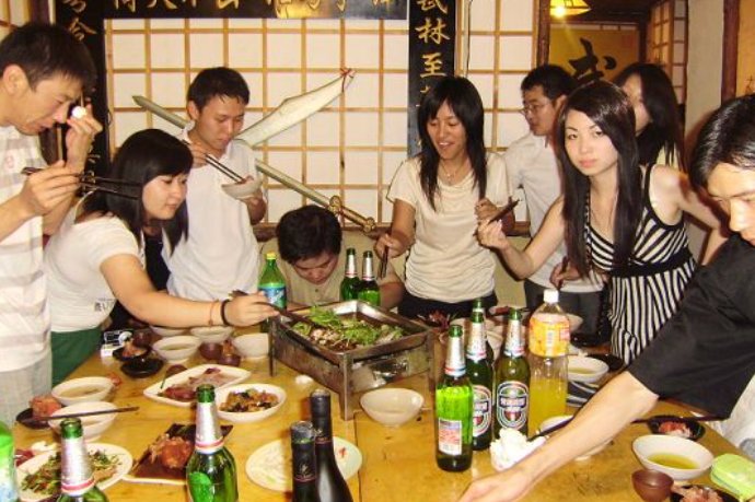 碰见吃饭时抢菜抢肉的朋友，你该怎么办？