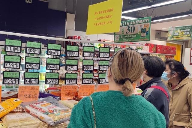 武汉一超市内悬挂大米储备任务牌引发热议，你对这一幕有何感触？