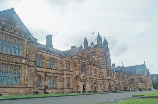 哈利波特里的鹰头是什么学院啊？