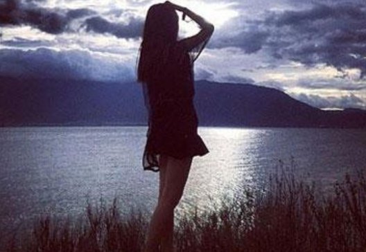 dead印在衣服后面是什么意思？