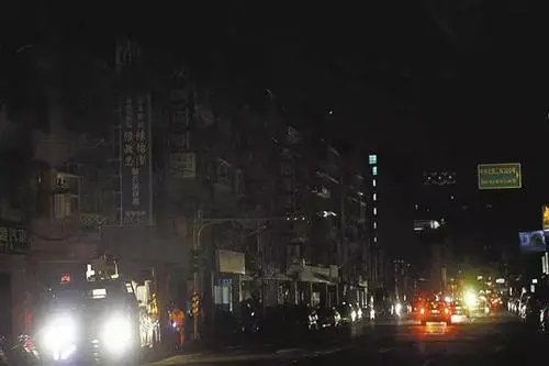 东北部分商铺点蜡烛营业，本轮限电还给当地造成了哪些影响？