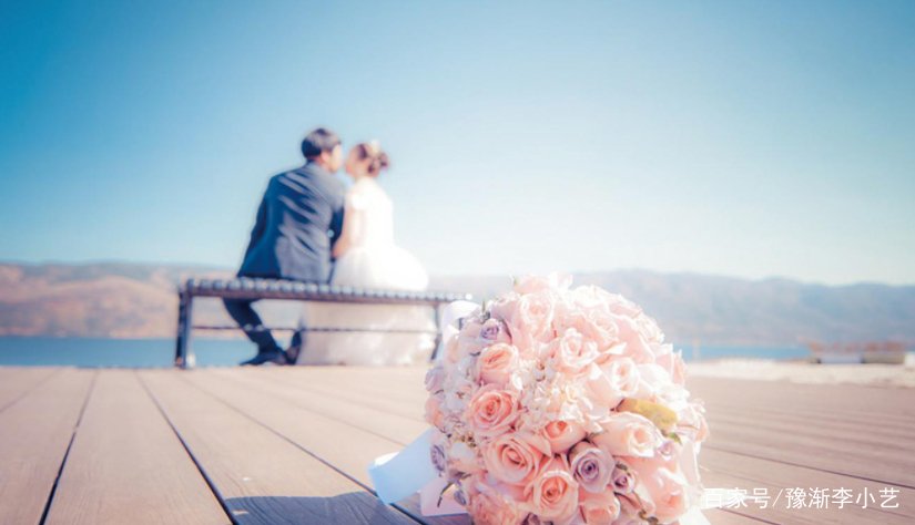 两个人谈恋爱，闺蜜老跟着，这该怎么办呢？