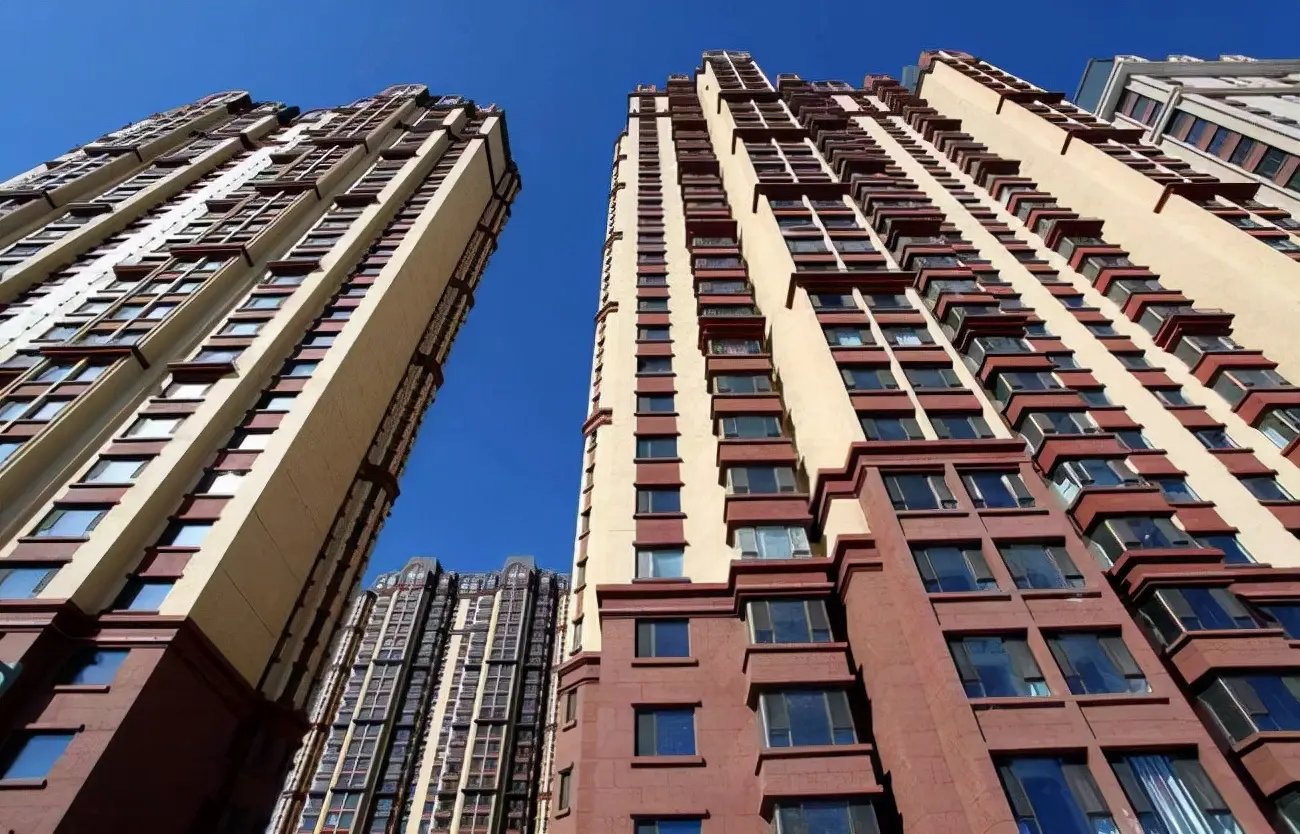 实探上海楼市：看房客多到站不下，为何与其他城市的楼市形成了鲜明对比？