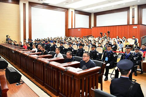 孙小果连续七年被评为劳改积极分子，你支持他提前出狱吗？