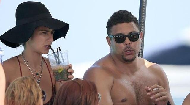 44岁罗纳尔多近照，身材发福严重，为何神似去世前的马拉多纳？