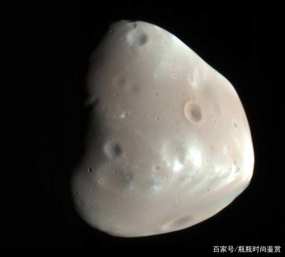 围绕着火星旋转的两颗卫星,都是长什么样子的?