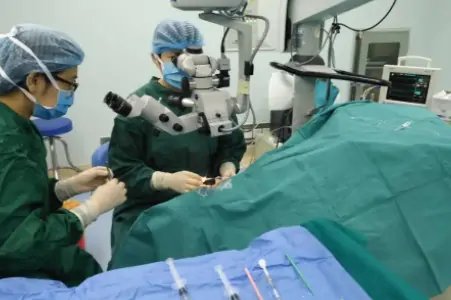 安徽女子做近视激光手术后右眼视力0.1，这是怎么回事