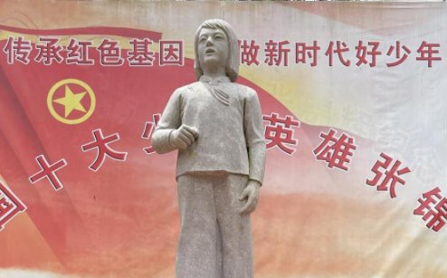 在保卫苏区的战斗中被誉为小歌仙的少年英雄是谁?