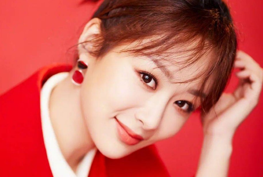 王俊凯杨紫有状况，两人同一天发场景相似的照片，是要官宣了吗？