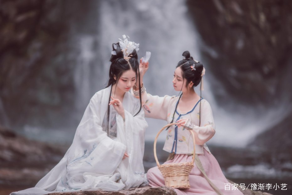 两个人谈恋爱，闺蜜老跟着，这该怎么办呢？