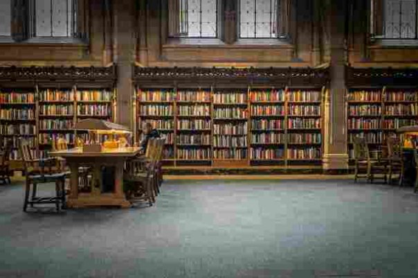 哈利波特里的鹰头是什么学院啊？