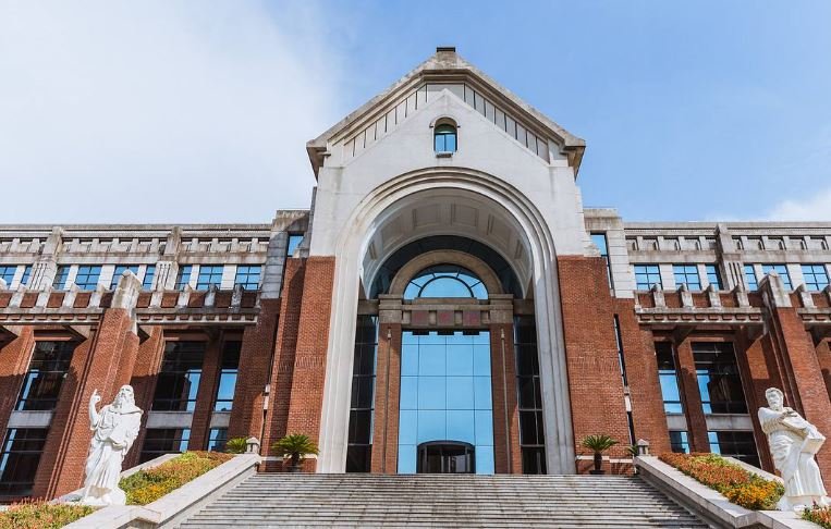 微微一笑很倾城里面的庆大是哪个大学？