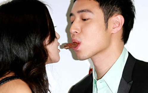 你是谁的我是谁的谁是你的,那首歌曲里有这句一模一样的歌词,是男的唱的