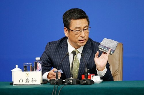 白岩松是如何评老人遭执勤人员绑树谩骂?