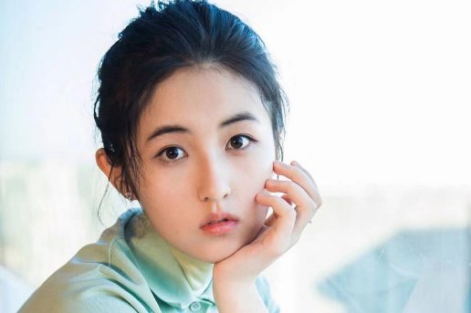 张子枫浓妆直播引争议,“大红唇”遭群嘲,网友:21岁不该如此,你咋看?