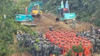 东航坠机现场,救援人员穿防护服泥泞中搜寻,雨后的救援难度有多大?